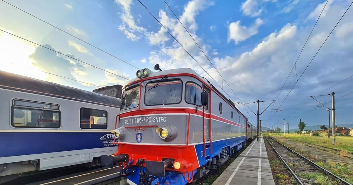 În ce condiții pot merge elevii gratuit cu trenul și cum își pot lua biletele și abonamentele