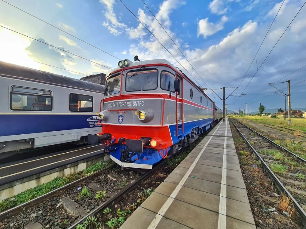 Tren care intră în gară