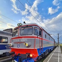 În ce condiții pot merge elevii gratuit cu trenul și cum își pot lua biletele și abonamentele