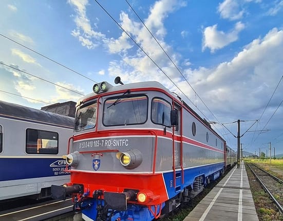 În ce condiții pot merge elevii gratuit cu trenul și cum își pot lua biletele și abonamentele
