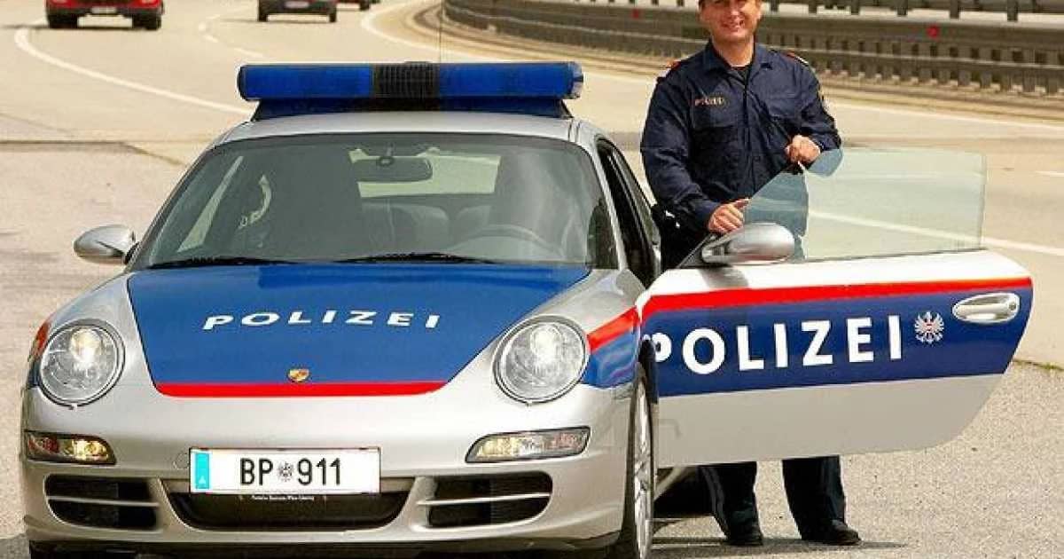 Băieţelul uitat în benzinărie a fost preluat de poliţiştii austrieci. FOTO: arhivă