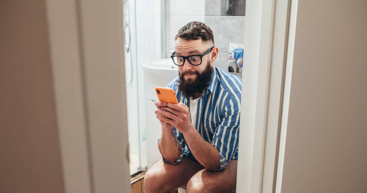 De ce nu ar trebui să folosești telefonul când stai pe toaletă. Avertismentul specialiștilor: „Scurtați timpul petrecut pe WC”