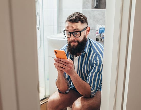 De ce nu ar trebui să folosești telefonul când stai pe toaletă. Avertismentul specialiștilor: „Scurtați timpul petrecut pe WC”