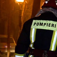 Situație critică într-un bloc din Tulcea după ce podeaua unui apartament s-a surpat. Pompierii intervin de urgență