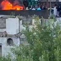 Românii din Irlanda de Nord, victimele violențelor extreme. Li se incendiază casele și afacerile. „Copiii mă întrebau de ce suntem atacați”
