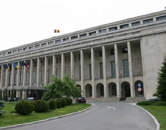 Protest înainte de ședința în care Bolojan vrea să taie sporurile. Angajații Guvernului au ieșit în stradă