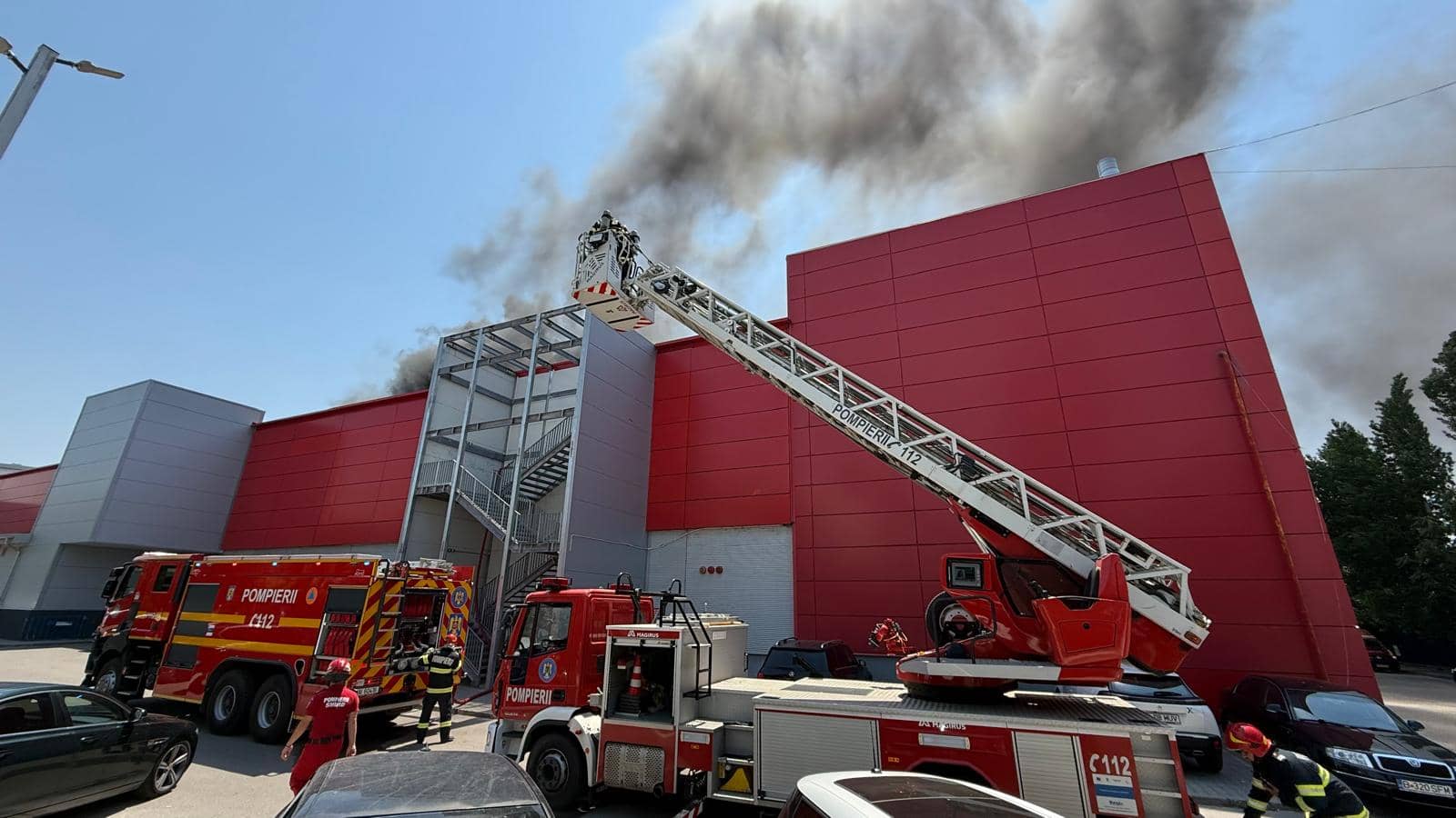 Incendiu la terasa mall-ului AFI Palace Cotroceni. „Au fost alertate 10 autospeciale de stingere și cinci echipaje SMURD”