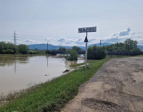 Frontul de la Băcel, localitate acoperită de ape: „La ultima inundație ne-au asfaltat drumul”