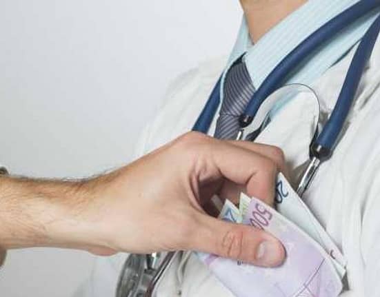 Medic reținut pentru șpaga primită de la un pacient. Cât i-a cerut pentru eliberarea unui document