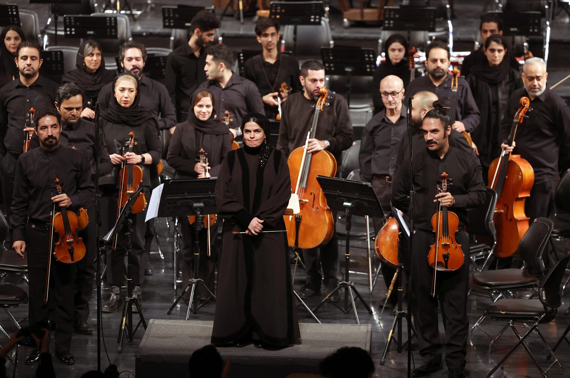 Paniz Faryousefi - prima femeie dirijor din Iran FOTO EPA-EFE
