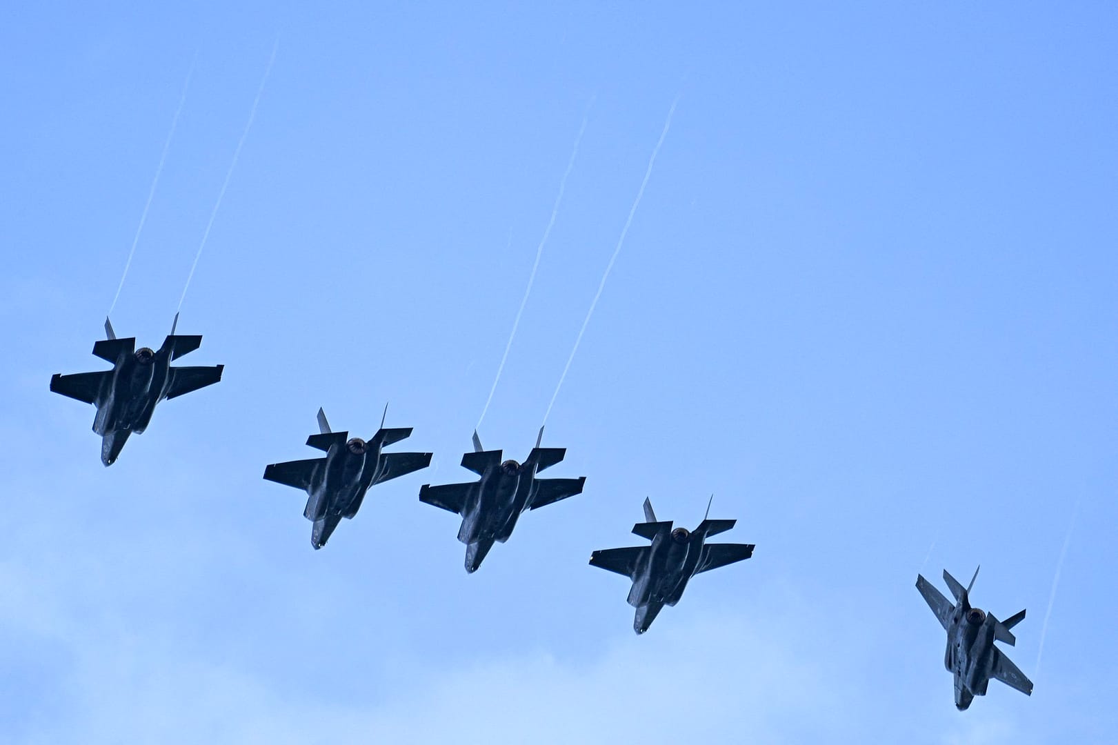 VIDEO „Al doilea atac kinetic” al armatei americane. Trump publică imagini cu bombardamentul, după o mare desfășurare de avioane invizibile F-35