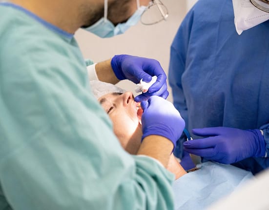 Un fals dentist a făcut zeci de intervenții stomatologice complicate, folosindu-se doar de tutoriale de pe Internet