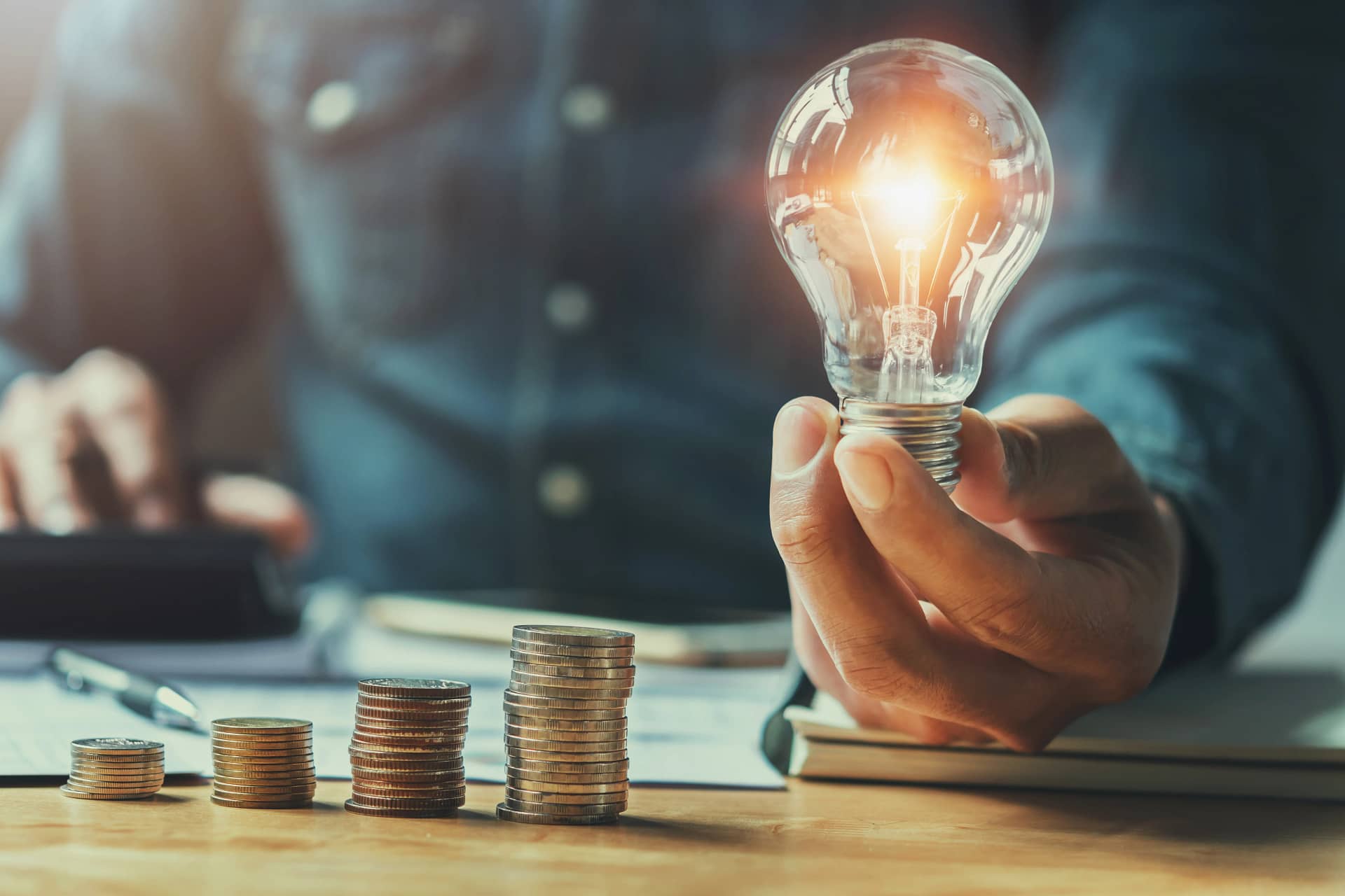 bec bani energie pix calculator mână