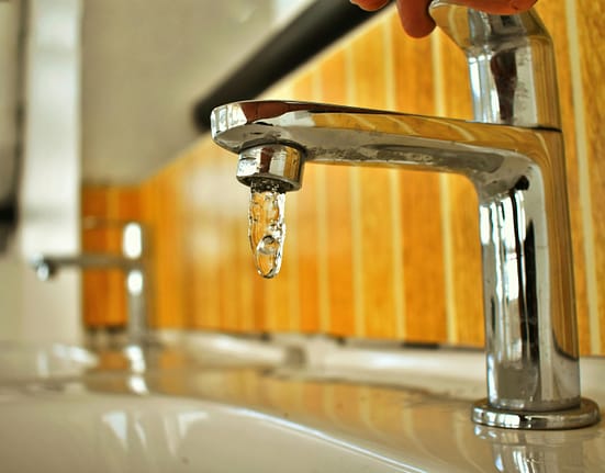 Cum poți reduce consumul de apă la jumătate fără să-ți schimbi stilul de viață