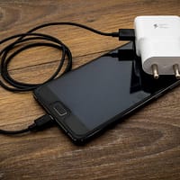 Atenție unde îți încarci telefonul. Pericole uriașe pentru sănătatea și siguranța ta