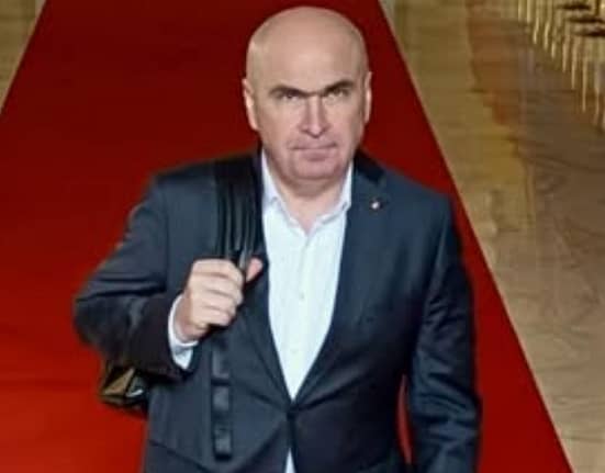 Postarea lui Bolojan care a strâns mii de comentarii și aprecieri „Fiți blând cu omul de rând, atât cât se va putea!”