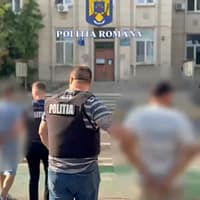 Bărbații care au încercat să bage o femeie cu forţa într-un autoturism au ajuns după gratii