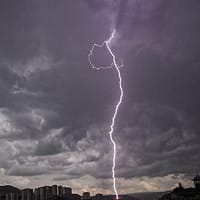 Temperaturi normale și ploi cu fulgere în București în următoarele două zile
