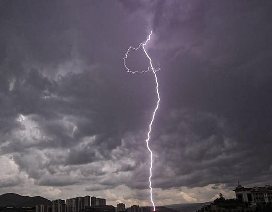 Temperaturi normale și ploi cu fulgere în București în următoarele două zile