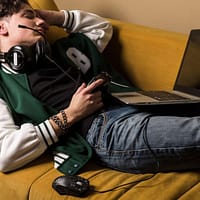 Răutatea în online, noua regulă de socializare. De ce, din spatele tastaturii, alegem atacul în locul dialogului