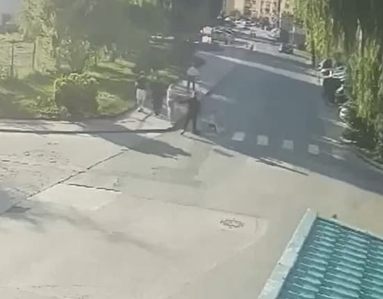Tânăra de 23 de ani, împușcată în timp ce era cu fetița de mână. Momentul, surprins de camerele de supraveghere