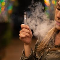 Cel puțin 15 milioane de adolescenți folosesc țigări electronice la nivel mondial