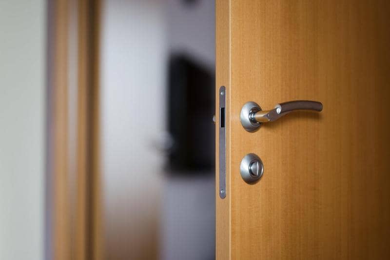 Manevra imobiliară ticluită de un bărbat care a închiriat apartamente în regim hotelier pentru a face bani