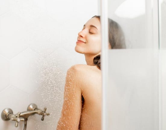 Metoda inedită pentru un somn odihnitor: Cum te ajută dușul pe întuneric să te relaxezi