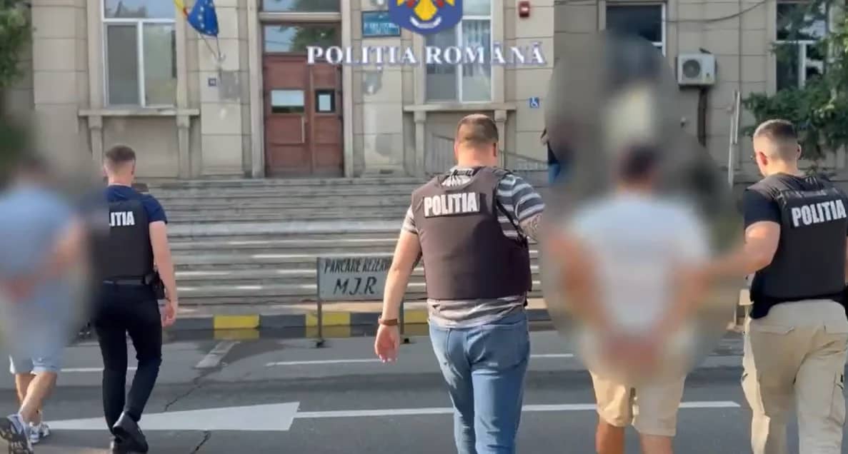 Bărbații au fost reținuți FOTO: Captura video