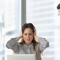 De ce liderii agresivi prosperă în companiile în care presiunea se confundă cu performanța: „Adevărata putere nu stă în frică, ci în capacitatea de a crea siguranță”