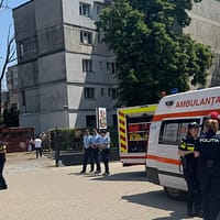 Incident la un loc de joacă din Botoșani: Doi copii au ajuns la spital, după ce s-a prăbușit tavanul peste ei. În interior erau 18 persoane