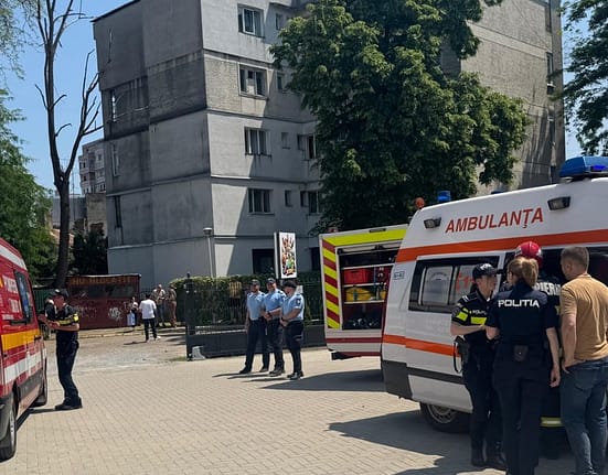 Incident la un loc de joacă din Botoșani: Doi copii au ajuns la spital, după ce s-a prăbușit tavanul peste ei. În interior erau 18 persoane