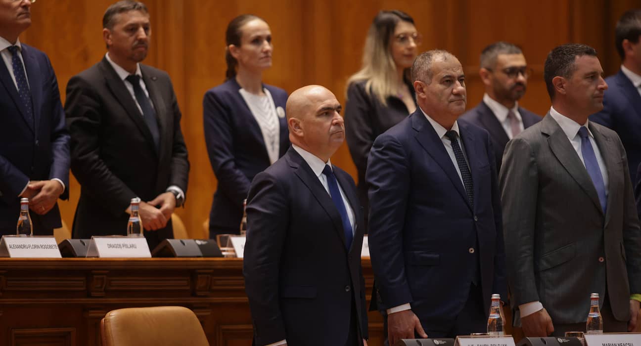 Cât să ne enervăm pe Guvernul cu 5 vicepremieri și de ce mereu miroase a parfum când compari cu mucegai