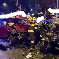 Accident grav în Capitală, în Sectorul 5: o persoană este încarcerată, iar unul dintre șoferi a fugit de la locul faptei