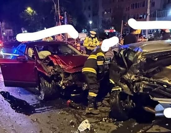 Accident grav în Capitală, în Sectorul 5: o persoană este încarcerată, iar unul dintre șoferi a fugit de la locul faptei