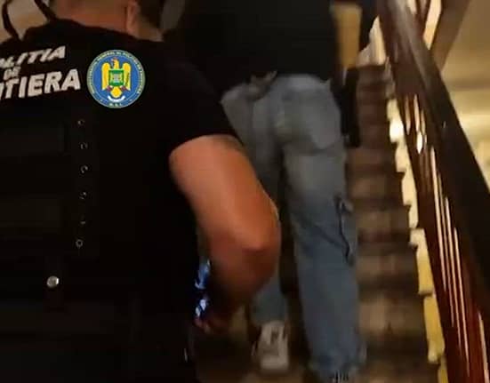 O fabrică clandestină de țigări, descoperită de DIICOT. Era operată de români, moldoveni și ucraineni