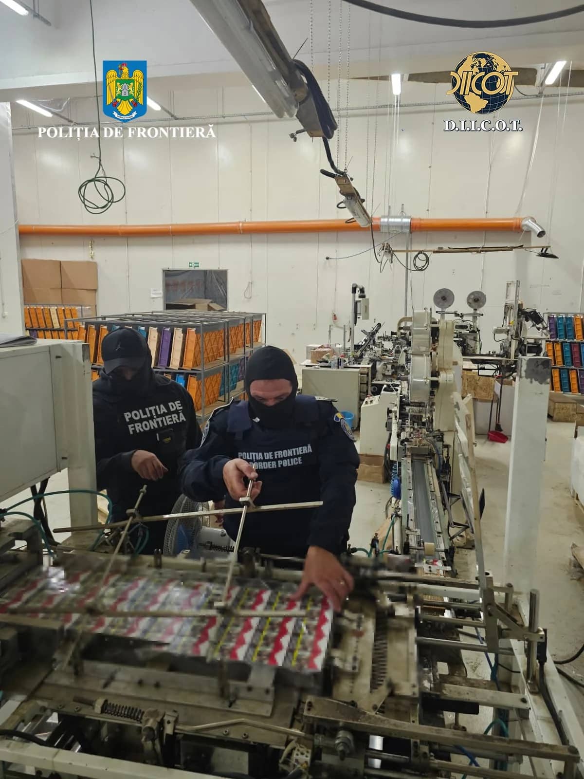 Fabrica ilegală de țigarete FOTO: DIICOT