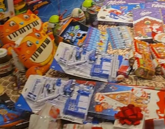 Capcana cadourilor de Sărbători. Psiholog: „Cadourile scumpe ar trebui asumate de părinți, nu de Moșul”