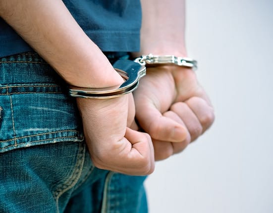 Două persoane au fost arestate după ce au amenințat cu moartea un polițist și un jandarm