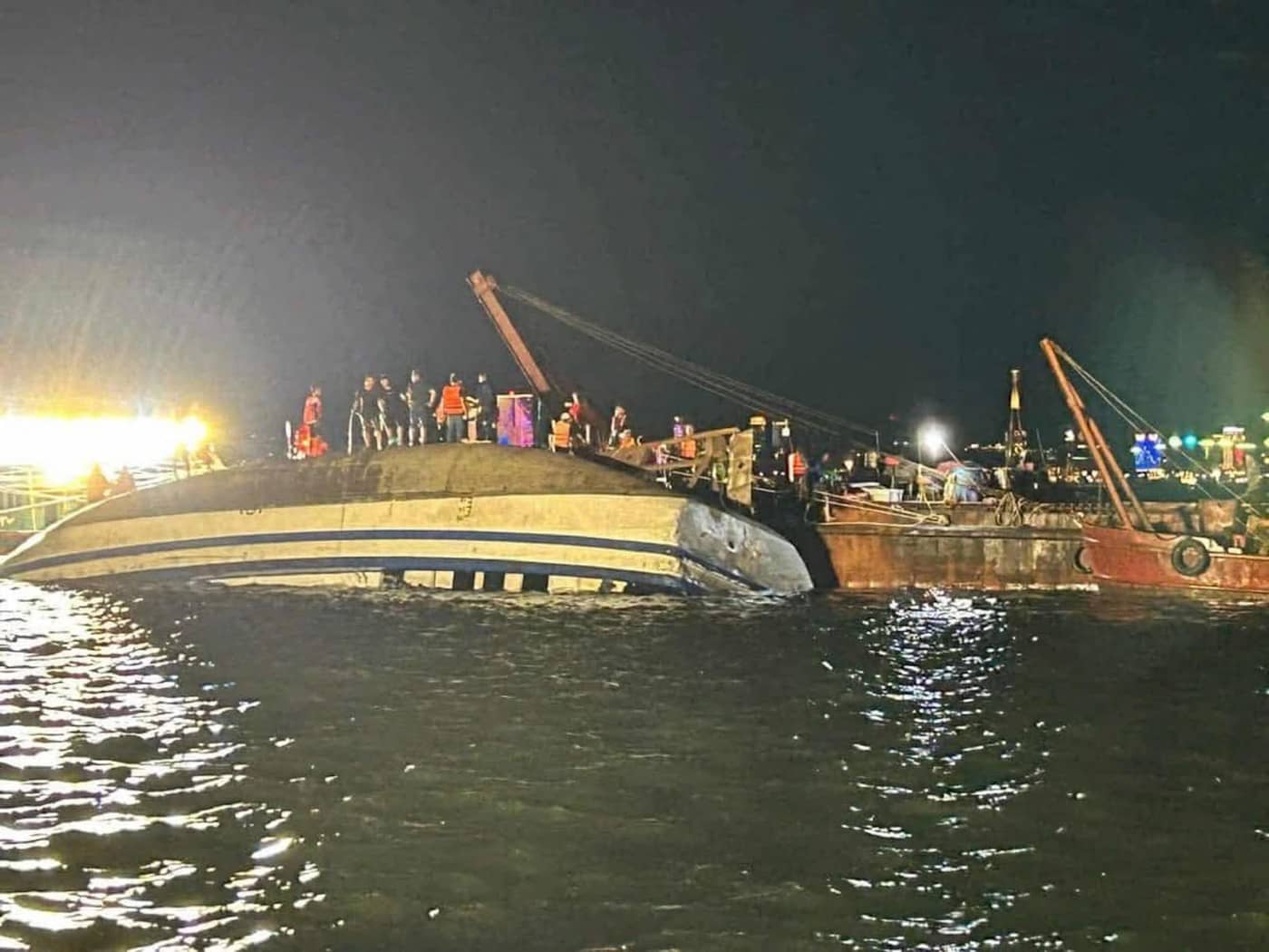 Cum a reușit să supraviețuiască un copil de 10 ani după naufragiul unui vas turistic în Vietnam / Cel puțin 37 de morți