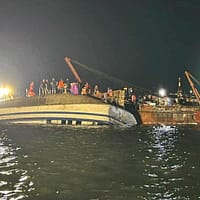 Cum a reușit să supraviețuiască un copil de 10 ani după naufragiul unui vas turistic în Vietnam / Cel puțin 37 de morți