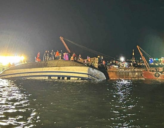 Cum a reușit să supraviețuiască un copil de 10 ani după naufragiul unui vas turistic în Vietnam / Cel puțin 37 de morți