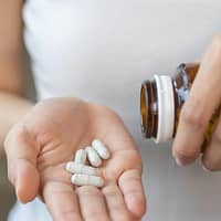 Mulți români iau medicamente „după ureche” și le administrează și copiilor. La ce riscuri se expun