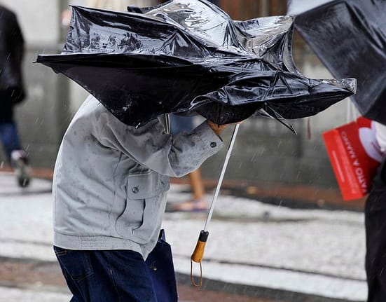 Două județe sub cod roșu de vreme severă. Frig, ploi, vânt și ninsori anunțate de meteorologi