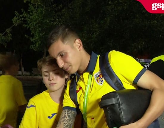 Danemarca U19 -3 » Imagini cu jucătorii naționalei alături de familie si de iubitele lor. Tinerii au împărțit autografe și au fost felicitați de suporterii româniei