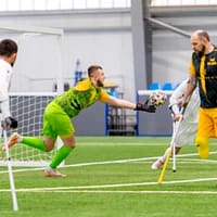 Deși schilodită de bombele lui Putin, Ucraina nu se dă bătută. Ia naștere primul campionat de fotbal jucat în cârje