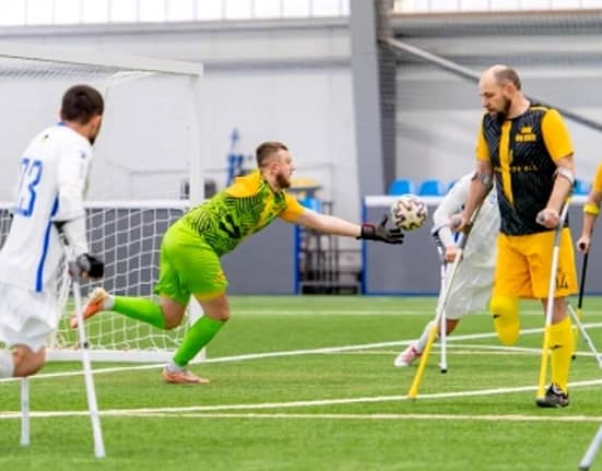 Deși schilodită de bombele lui Putin, Ucraina nu se dă bătută. Ia naștere primul campionat de fotbal jucat în cârje