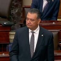 Senator american, în lacrimi, după ce a fost arestat pentru că a vrut să pună o întrebare: „Mă rog să nu trăiți niciodată așa ceva”