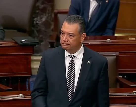 Senator american, în lacrimi, după ce a fost arestat pentru că a vrut să pună o întrebare: „Mă rog să nu trăiți niciodată așa ceva”