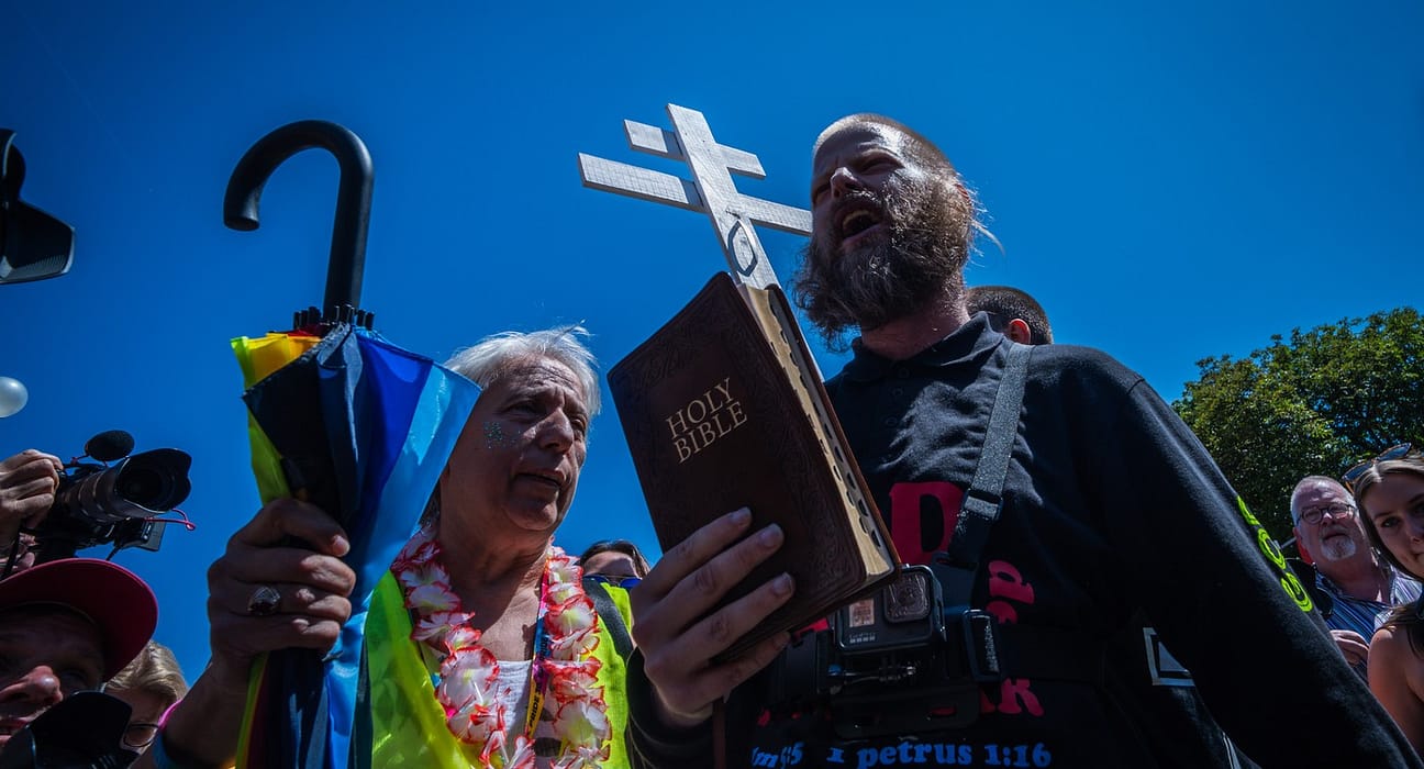 Politicienii din cel puțin 51 de țări au folosit retorica anti-LGBTQ+ în timpul alegerilor / Intensificarea discriminării, mână în mână cu ascensiunea autoritarismului